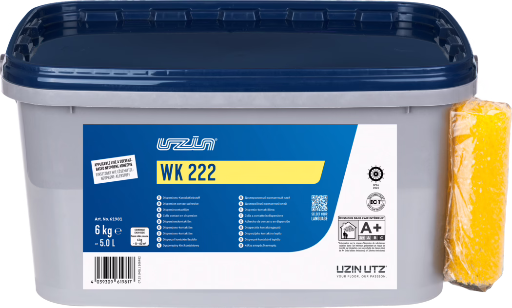 UZIN_Dummy_WK 222-6kg_2025-11 A rectangular grey plastic tub with a dark blue snap‑on lid and a blue‑and‑yellow label reading 'WK 222'. The container is marked 6 kg (~5.0 L) and shows technical icons, a barcode and multilingual product information. A yellow sponge in plastic packaging is attached to the right side. The label displays the 'Uzin Utz' brand and an A+ indoor emissions rating. The product is shot on a white background, sharp and evenly lit.