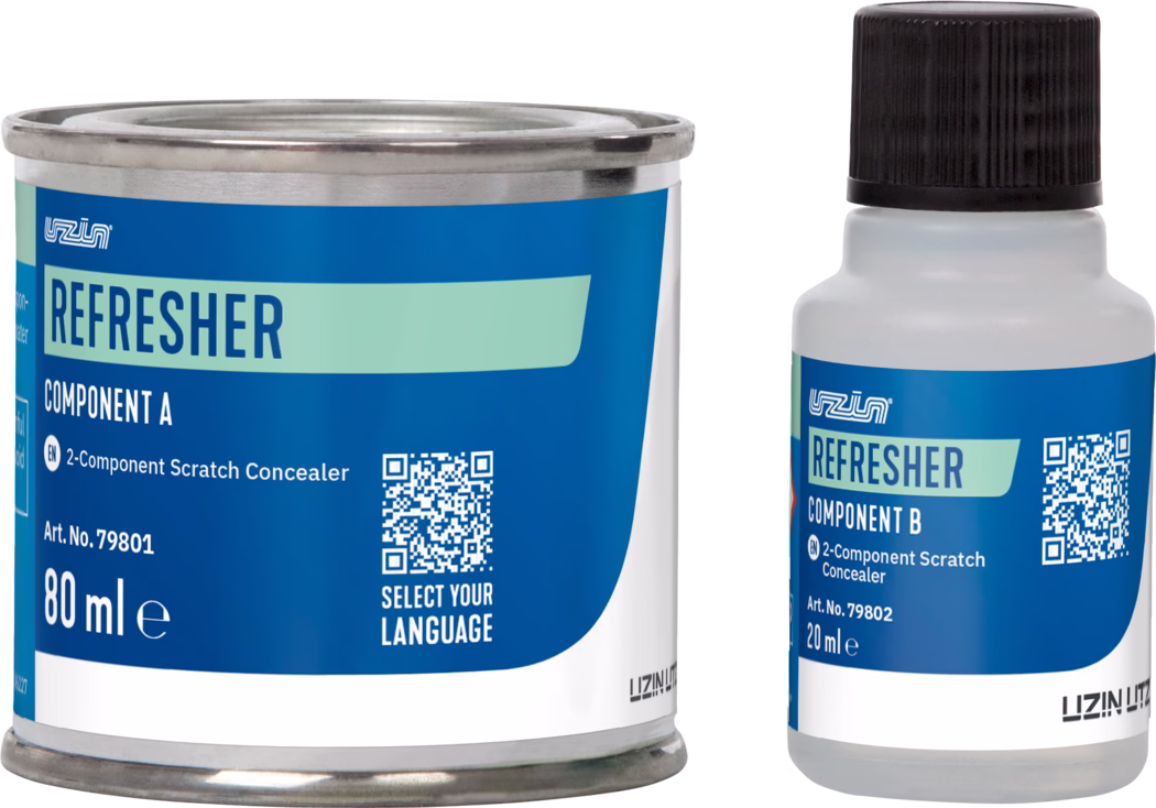 UZIN_Dummy_Refresher_INT_2024-05 Close-up product photograph of two containers of a two-component scratch concealer branded 'REFRESHER'. On the left a cylindrical metal tin (Component A) with a silver metal lid and a blue label reading 'REFRESHER', 'Component A', '80 ml' and showing a QR code. On the right a smaller white plastic bottle (Component B) with a black ribbed screw cap and a matching blue label reading 'REFRESHER', 'Component B', '20 ml' with another QR code. The image is tightly cropped on a white background, emphasizing the glossy metal rim, matte plastic surface, clear label typography, printed details and QR codes; soft, even lighting highlights textures and colour contrast for an e-commerce style presentation.